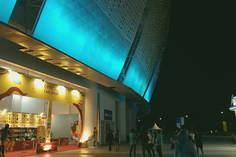 中场两条线之间接球的瞬间（组织任务被交给八号位与出球中卫）